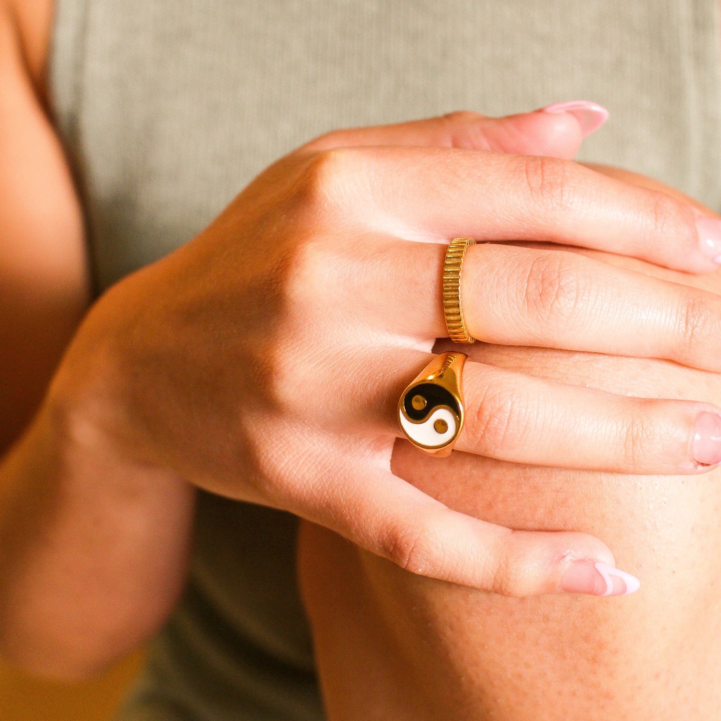 Minimal gold ribbed ring 